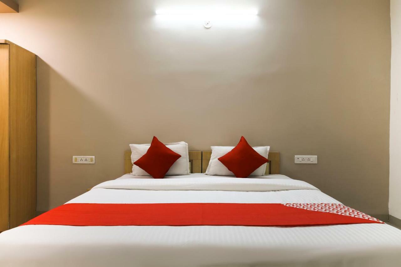 Oyo 43851 Hotel Virasat Māndu Dış mekan fotoğraf