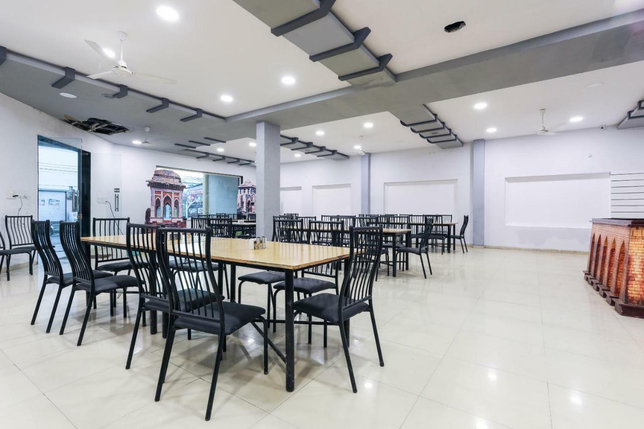 Oyo 43851 Hotel Virasat Māndu Dış mekan fotoğraf