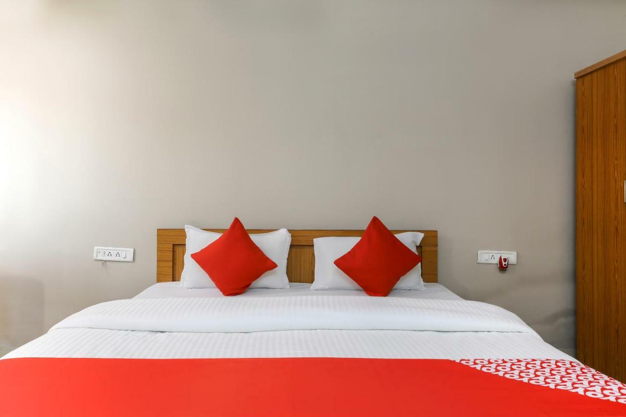 Oyo 43851 Hotel Virasat Māndu Dış mekan fotoğraf